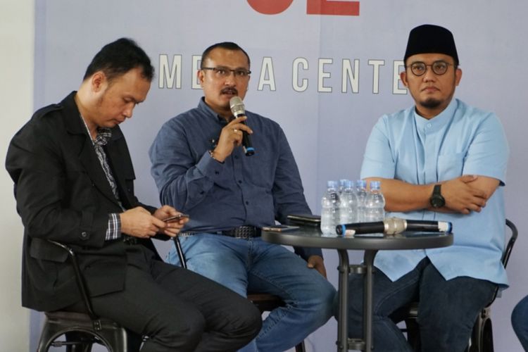 Juru bicara Badan Pemenangan Nasional pasangan Prabowo Subianto-Sandiaga Uno (BPN) Ferdinand Hutahaean (tengah) dalam sebuah diskusi di media center pasangan Prabowo-Sandiaga, Jalan Sriwijaya I, Jakarta Selatan, Senin (4/2/2019).