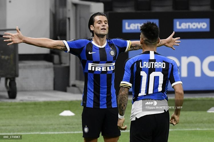 Antonio Candreva (kiri) merayakan gol Lautaro Martinez (kanan) pada laga Inter Milan vs Samdoria di Stadion Giuseppe Meazza yang merupakan partai tunda pekan ke-25 Serie A, kasta teratas Liga Italia, Minggu 21 Juni 2020.