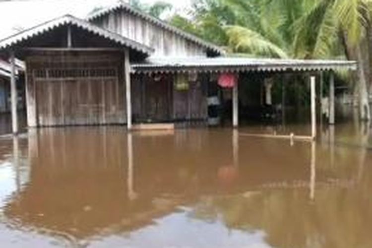 Lima Kecamatan di Kabupaten Aceh Singkil dilanda banjir, tinggi air mencapai pinggang orang dewasa. Banjir terjadi akibat guyuran hujan dengan intensitas tinggi.*****K12-11