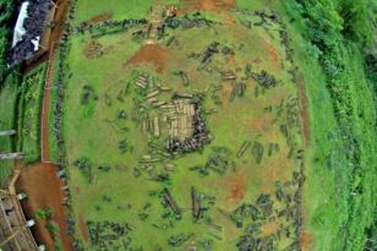 Situs megalit Gunung Padang di Desa Karyamukti, Kecamatan Campaka, Kabupaten Cianjur, Jawa Barat, 30 Mei 2014. Tim Riset Mandiri Gunung Padang mengungkapkan bahwa situs dibangun oleh empat kebudayaan berbeda, yang tertua diperkirakan mencapai umur 10.000 tahun.