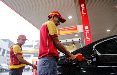 Petugas SPBU Shell mengisi bahan bakar minyak (BBM) beberapa waktu lalu.