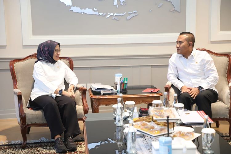 Menteri PANRB Rini Widyantini dan Kepala BNPT Eddy Hartono saat berdiskusi bersama. 
