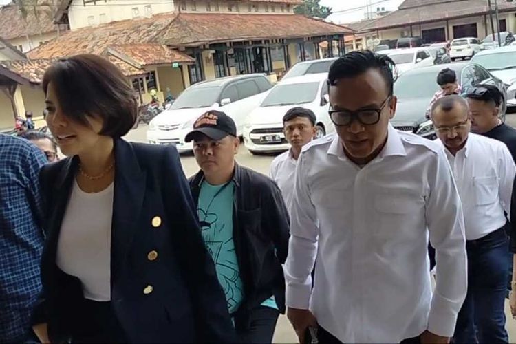 Ketua Umum Relawan Jokowi Mania (JoMan), Immanuel Ebenezer mendampingi Nikita Mirzani saat mendatangi Mapolresta Serang Kota