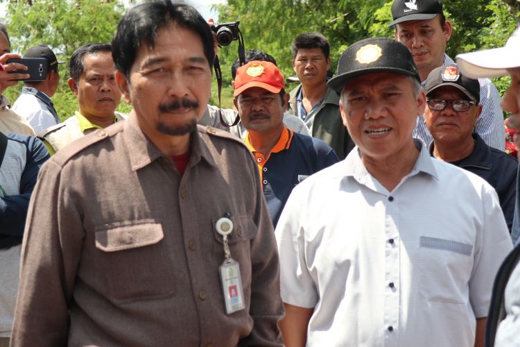 Pengguna alsintan bantuan pemerintah ini juga diatur bersama dan ditetapkan Kepala Dinas Pertanian Kabupaten/kota setelah melalui proses verifikasi petugas Dinas Pertanian Kabupaten/kota berkoordinasi dengan Dinas Pertanian Provinsi dan Direktorat Alat dan Mesin Pertanian.