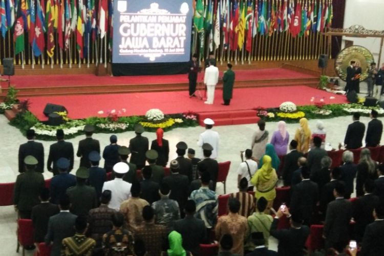 Mendagri Tjahjo Kumolo saat melakukan pengambilan sumpah jabatan terhadap pejabat sementara gubernur Jawa Barat Komjen Pol M Iriawan di Gedung Merdeka, Jalan Asia Afrika, Bandung, Senin (18/6/2018).