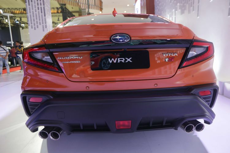 Subaru WRX Sedan generasi lima resmi diluncurkan di ajang Indonesia International Motor Show (IIMS) 2023 di JIExpo, Kemayoran, Jakarta Pusat, Kamis (16/2/2023). Dua varian yang dimunculkan, yakni Subaru WRX Sedan dan Subaru WRX Wagon, keduanya tampil dengan desain yang sama-sama agresif dengan tetap membawa hood scoop khas Subaru WRX.