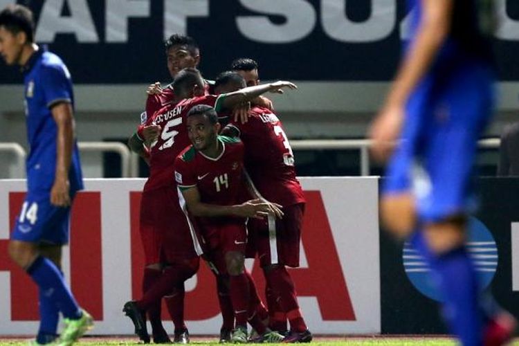 Sejumlah pemain timnas Indonesia merayakan kemenangan kontra Thailand pada semifinal pertama Piala AFF 2016 di Stadion Pakansari, Rabu (14/12/2016). 