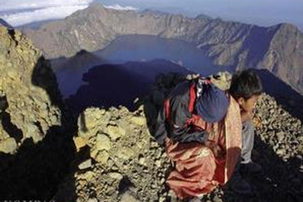Alam merangkul anaknya Ahmad Adi di kebekuan puncak Gunung Rinjani.
