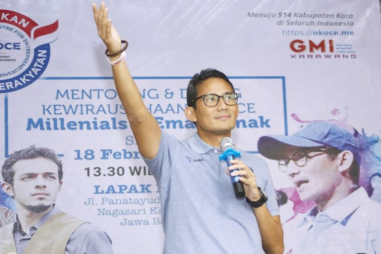 Calon Wakil Presiden Nomor urut 02 Sandiaga Uno memberi sambutan saat Dialog Kewirausahaan OK OCE di Lapak Ngopi, Karawang, Jawa Barat, Senin (18/2/2019). Dalam acara tersebut Sandiaga Uno menjelaskan OK OCE merupakan sebuah konsep gerakan ekonomi rakyat untuk menciptakan lapangan pekerjaan yang sudah diluncurkan di 500 Kabupaten/Kota di Indonesia. ANTARA FOTO/M Ibnu Chazar/ama.