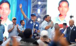 Dari Panas Terik hingga Hujan Petir, Zulhas dan Warga Bandung Pendukung PAN Setia Tunggu Prabowo-Gibran