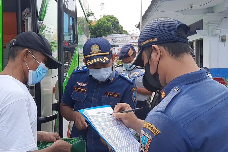 Petugas Dinas Perhubungan Kabupaten Rembang lakukan ramp check kendaraan di Terminal Rembang, Jawa Tengah, Selasa (26/4/2022)