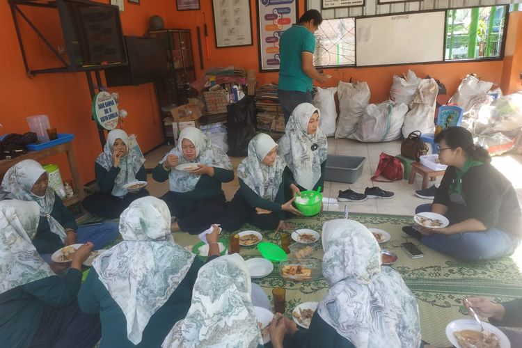 Aktivitas di Unit Bank Sampah Katon Sumulak Kelurahan Kadipiro, Kecamatan Banjarsari, Kota Solo