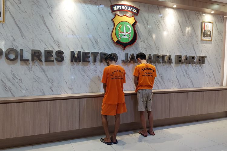 Polres Metro Jakarta Barat mengamankan dua pengedar narkoba yang berawal dari penangkapan di kampung rawan narkoba, Kampung Ambon, Cengkareng, Jakarta Barat.