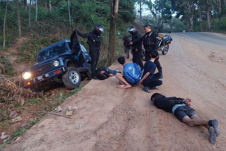 Foto-foto: Tim Maung Galunggung Polresta Tasikmalaya saat memlumpuhkan pengemudi Suzuki Katana biru yang ugal-ugalan dan kabur usai menabrak 2 motor di Kota Tasikmalaya dan ditangkap di wilayah Sancang, Garut Selatan, Minggu (32/7/2022).