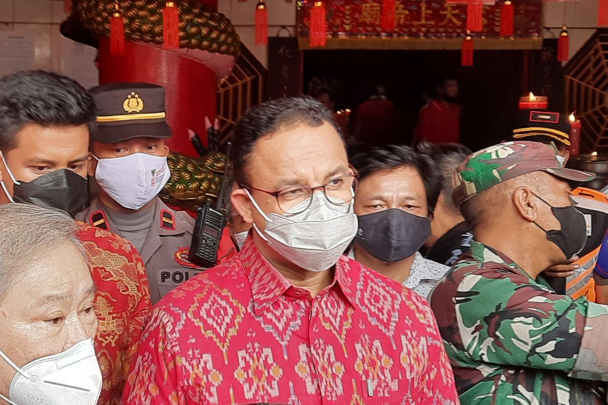 Gubernur DKI Jakarta Anies Baswedan di Kelenteng Hian Thian Siang Tee Bio, Gelora, Tanah Abang, Jakarta Pusat, Selasa (1/2/2022).