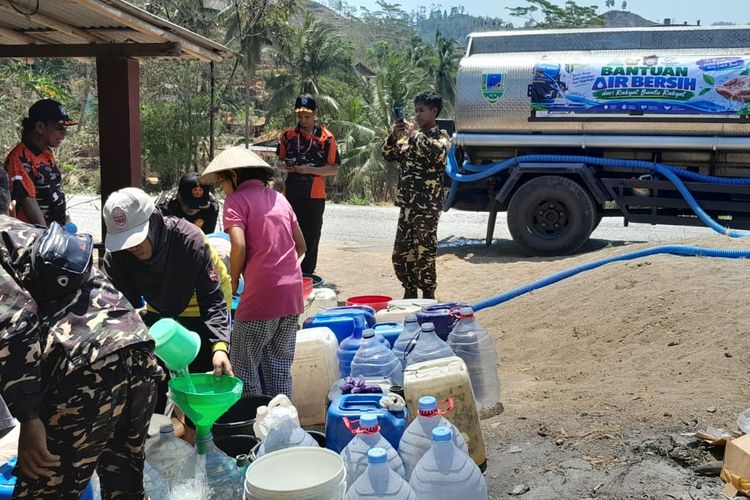 Warga Gunungsari Rela Antre Air hingga Malam, Kekeringan Membuat Kebutuhan Sederhana Jadi Perjuangan