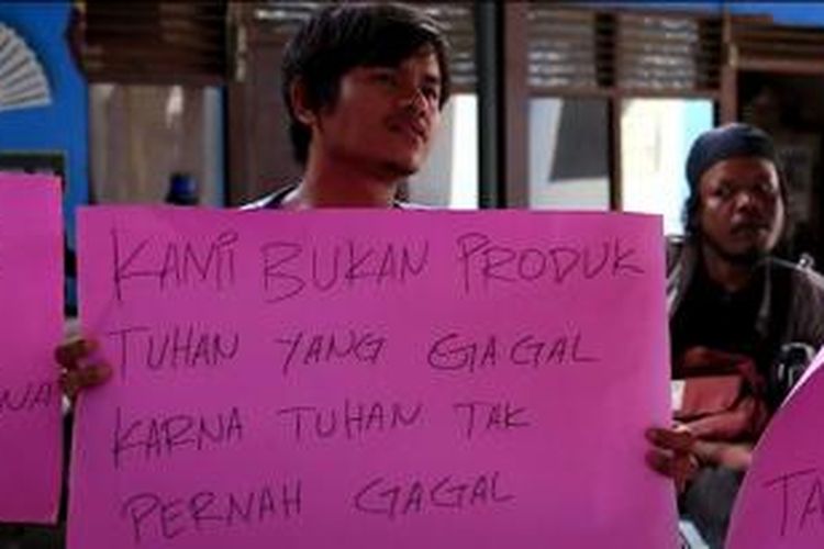 Sekelompok penyandang disabilitas di Banda Aceh, Selasa (23/9/2014), menggelar aksi unjuk rasa menuntut hak untuk mendapatkan surat izin mengemudi (SIM) khusus. 