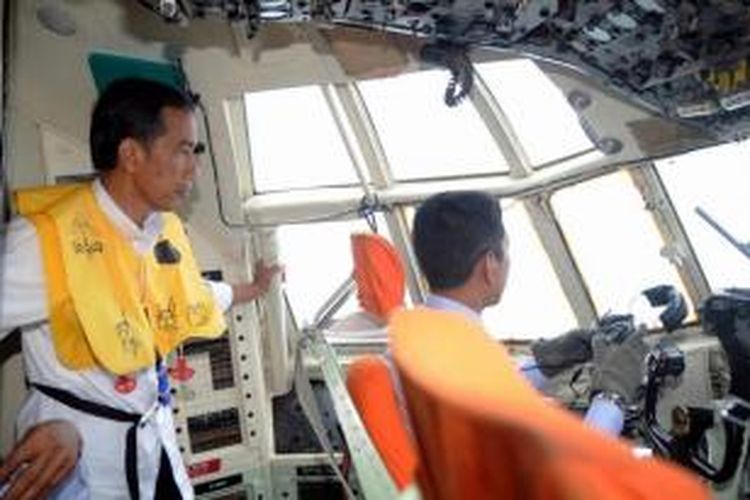 This picture taken and released on December 30, 2014 by Presidential Palace shows Indonesian Presiden Joko Widodo ikut dalam operasi pencarian pesawat AirAsia QZ8501menggunakan pesawat Hercules C-130, Selasa (30/12/2014).