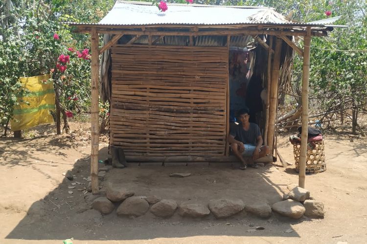 Himpitan ekonomi memaksa Komang Pradana (17)  tinggal di gubuk di perbukitan wilayah Kecamatan Seririt, Kabupaten Buleleng, Bali.