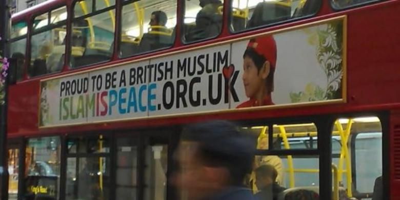 Sebuah poster yang ditempelkan di sebuah bus tingkat di kota London, Inggris mempromosikan Islam yang cinta damai.