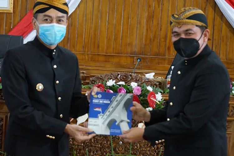 Wali Kota Salatiga Yuliyanto menerima buku Sejarah Benteng De Hock dari Kapolres AKBP Rahmad Hidayat.