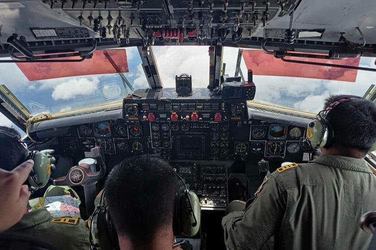 TNI AU dan BPPT menyemai garam guna mengurangi intensitas hujan di wilayah Jabodetabek pada Selasa (23/2/2021).