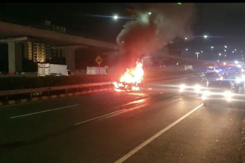 Mobil Terbakar di Tol Dalam Kota Dekat Patung Pancoran, Saksi: Terdengar 4 Kali Dentuman