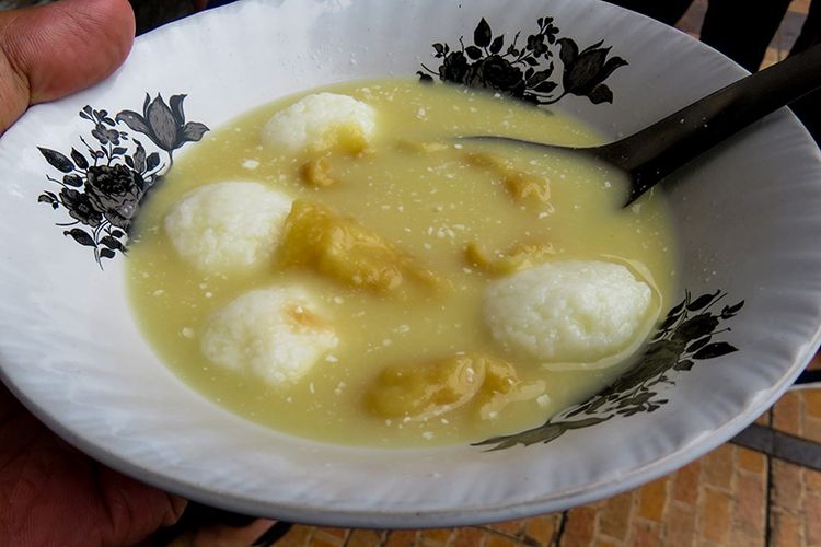 Es gempol pleret, minuman tradisional khas Solo yang menyegarkan.