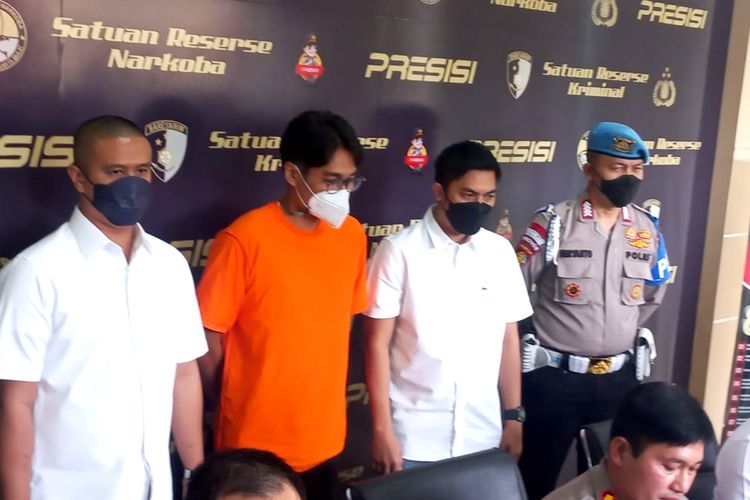 Manajer penyanyi Bunga Citra Lestari (BCL), Mohammad Ikhsan Doddyansyah (MID) atau Doddy diciduk polisi atas dugaan penyalahgunaan psikotropika.