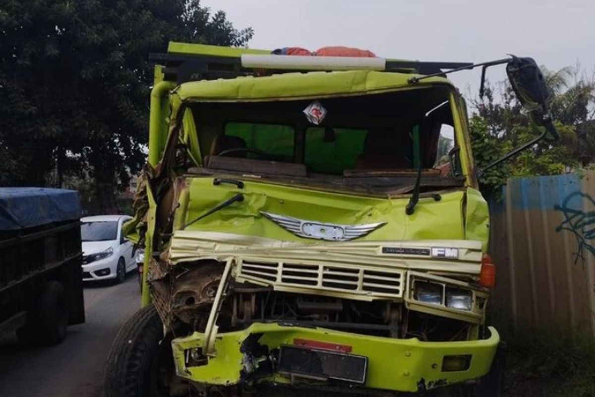 Kondisi mobil yang ringsek akibat kecelakaan beruntun di di Jalan Mochamad Toha Tiga Turunan, Kampung Mekar Mulya, Desa Parung Panjang, Kecamatan Parung Panjang, Kabupaten Bogor, Jawa Barat, Selasa (14/11/2023) pukul 23.40 WIB..