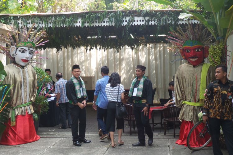 Ornamen Betawi menghiasi TPS 03, Kelurahan Pulo, Kecamatan Kebayoran Baru, Jakarta Selatan, Rabu (19/4/2017). Di TPS ini Wakil Presiden Jusuf Kalla akan mencoblos.