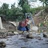 Jembatan Antardusun di Bantargadung Rusak, Pelajar Dan Warga Nekat Susuri Sungai demi Sekolah dan Bekerja