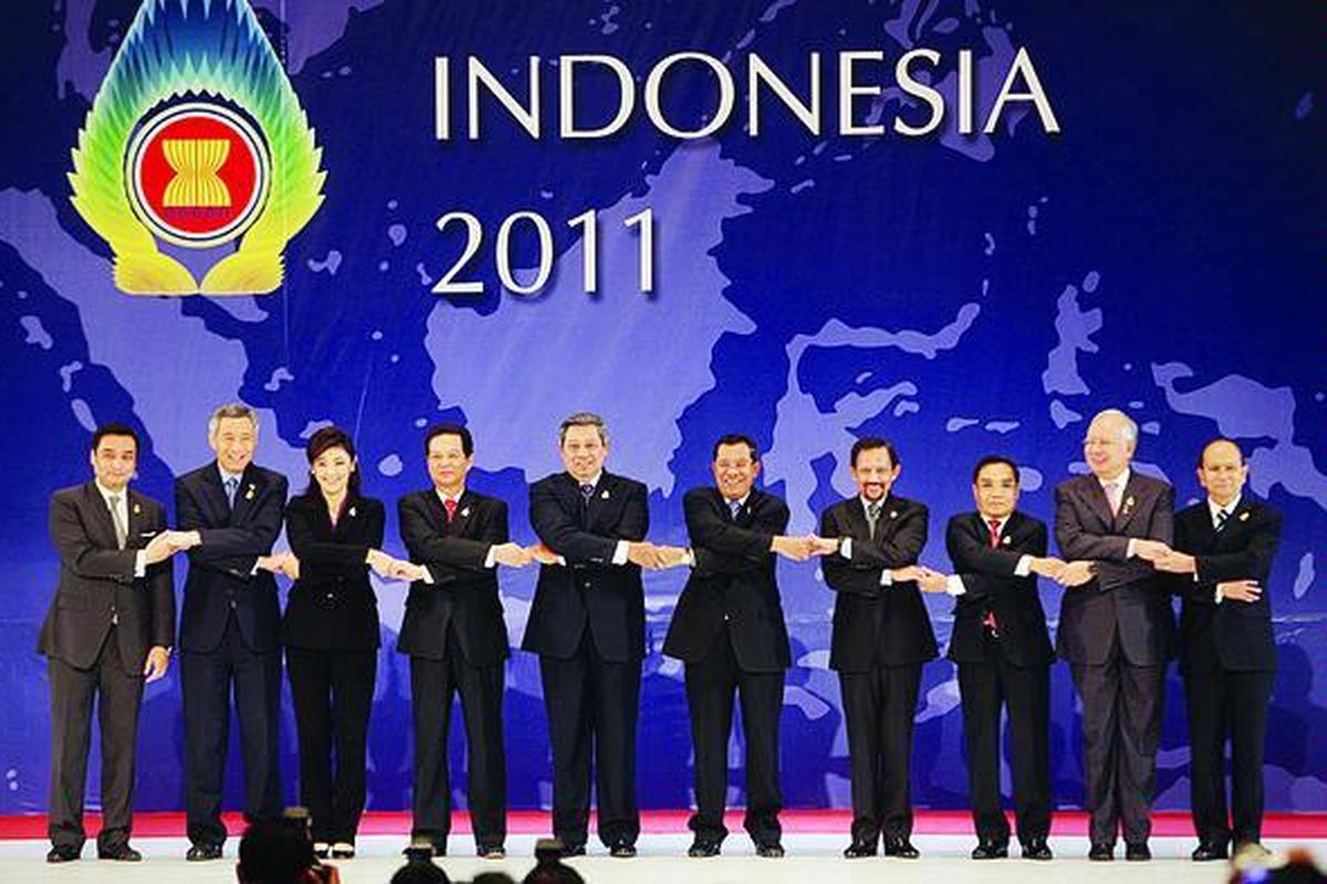 Pemimpin ASEAN, dari kanan: Presiden Myanmar Thein Sein, PM Malaysia Najib Razak, PM Laos Thongsing Thammavong, Sultan Brunei  Hassanal Bolkiah, PM Kamboja Hun Sen, Presiden RI Susilo Bambang Yudhoyono, PM Vietnam Nguyen Tan Dung, PM Thailand Yingluck Shinawatra, PM Singapura Lee Hsien Loong, dan Sekretaris Presiden Filipina Ramon A Carandang berpose pada pembukaan KTT Ke-19 ASEAN di  Nusa Dua, Bali, tahun lalu. Para pemimpin ASEAN akan bertemu lagi dalam KTT Ke-21 ASEAN di Phnom Penh, Kamboja, 18 November. 