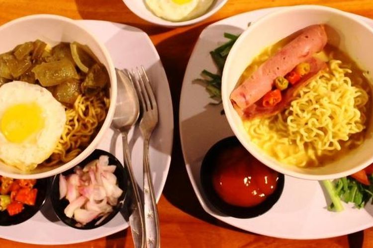 Beberapa menu serba mie di Warunk Upnormal. Dari kiri ke kanan, yaitu Mie Goreng Kikil (Gokil) yang memiliki cita rasa pedas dari bumbunya, dan Mie Upnormal, mie instan rebus diguyur kuah dengan saus keju yang menggugah selera.