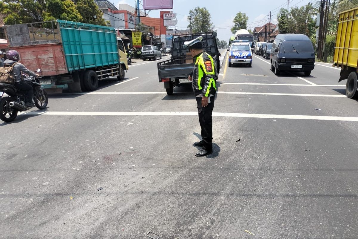 Lokasi kejadian kecelakaan beruntun di Desa Jumoyo, Salam, Magelang, Senin (6/10/2025).
