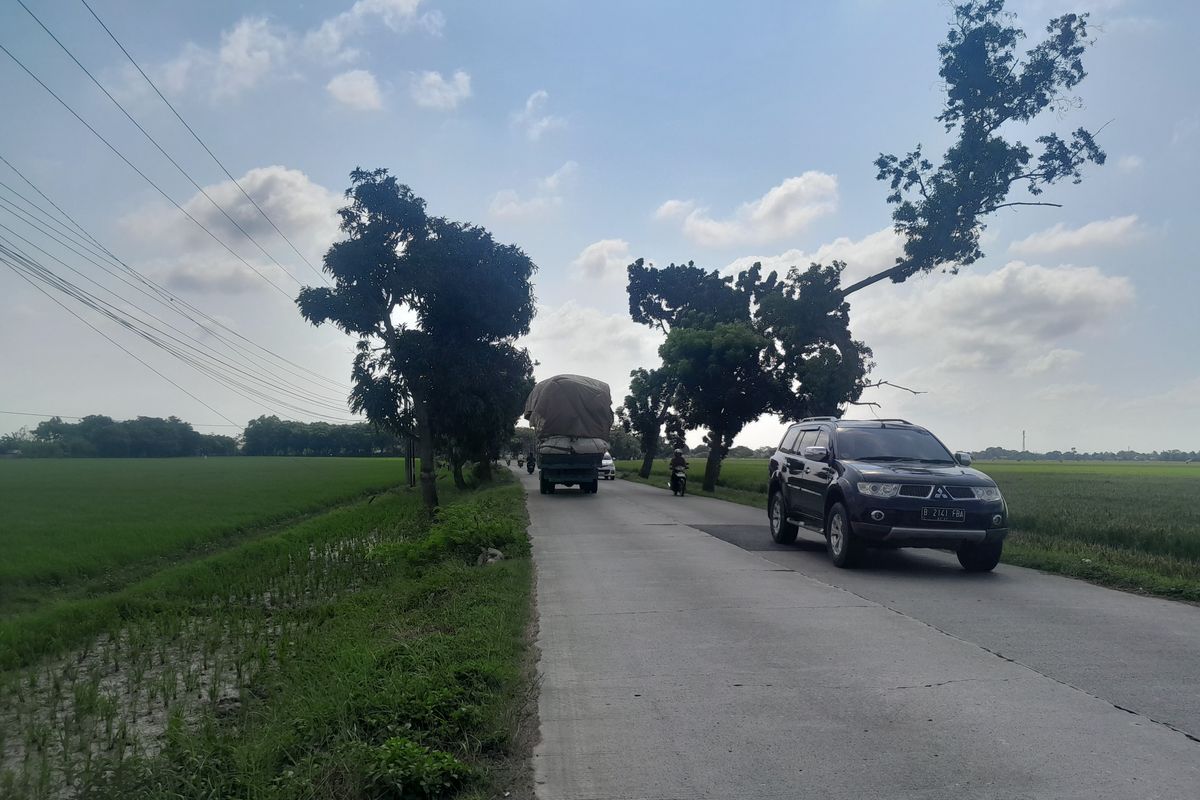 Jalur Lamaran-Krasak  jalur alternatif mudik bagi sepeda motor di Karawang, Jawa Barat yang mulai diperbaiki.