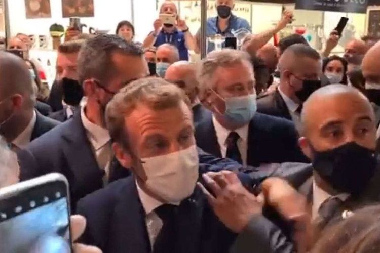 Presiden Perancis Emmanuel Macron terkena telur saat mengambil bagian dalam acara kuliner di Lyon pada Senin (27/9/2021).
