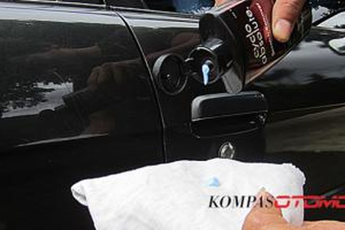 Membersihkan bodi mobil menggunakan produk pembersih