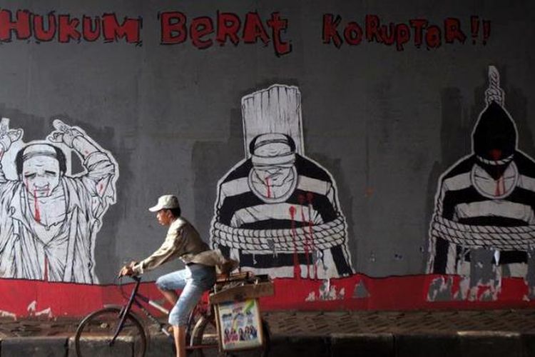 Warga melintas di depan poster berisi kritikan hukuman yang berar terhadap koruptor di Bekasi, Jawa Barat, Sabtu (19/1/2013). Kritikan terhadap pelaku koruptor terus disuarakan oleh aktivis untuk mendorong tindakan lebih tegas dalam pemberantasan korupsi tanpa pandang bulu. KOMPAS/AGUS SUSANTO