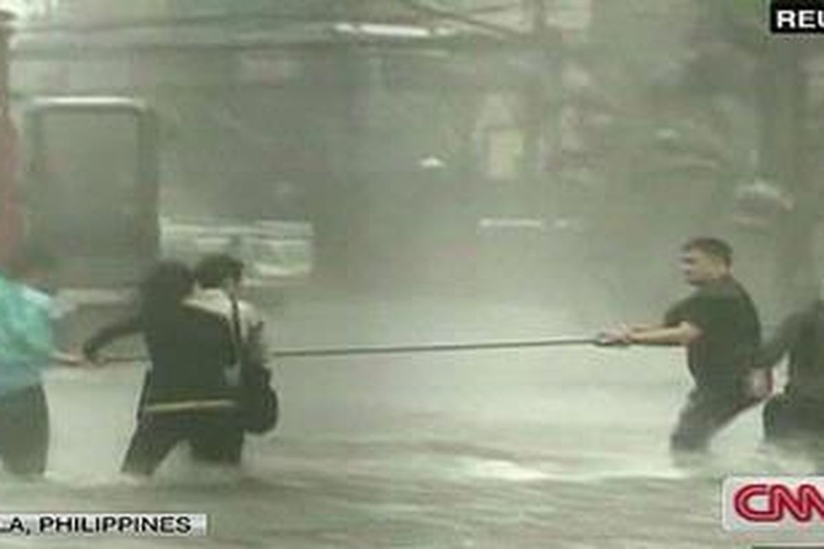 Topan Nesat -orang Filipina menyebutnya Pedring- telah menyebabkan sedikitnya 19 orang tewas dan ribuan orang lainnya mengungsi di Filina, Rabu (28/9/2011).