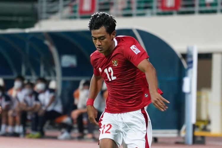 Aksi Pratama Arhan pada ajang Piala AFF 2020. Indonesia berhadapan dengan Malaysia pada laga penentu Grup B Piala AFF, Minggu (19/12/2021).