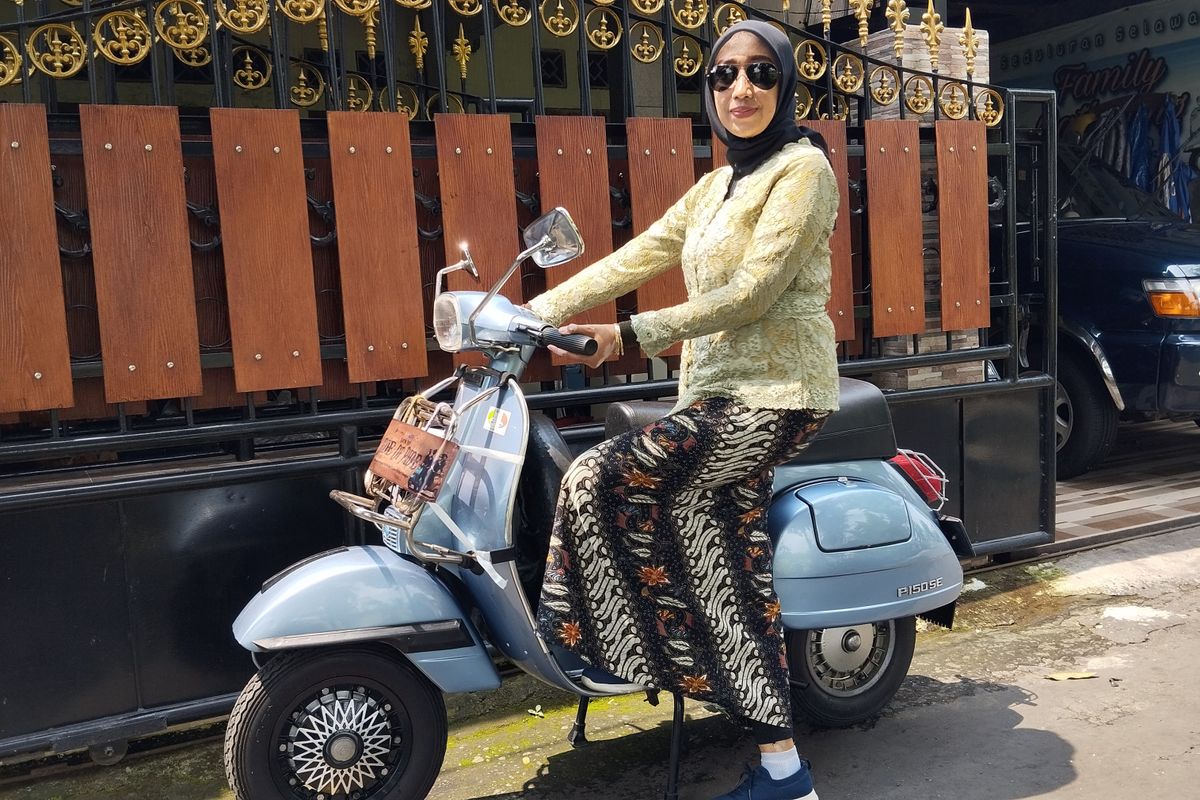 Nana, salah satu perempuan berkebaya yang mengendarai Vespa dalam peringatan Hari Kartini di Kota Kediri, Jawa Timur, Minggu (21/4/2024).