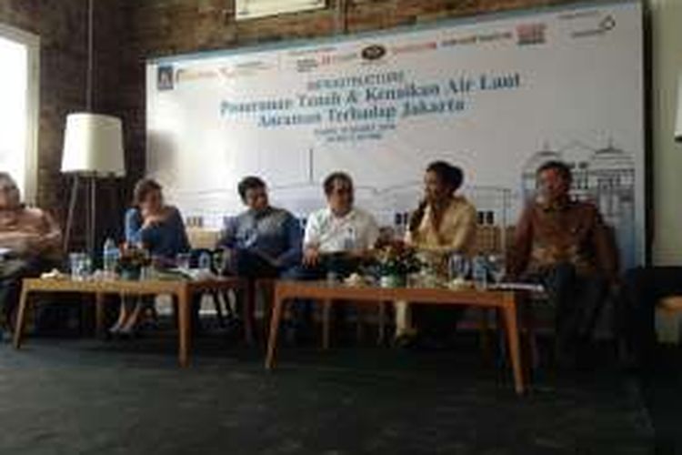 Diskusi Penurunan Tanah dan Kenaikan Air Laut Ancaman Terhadap Jakarta, di Gedung Olveh, Jakarta, Kamis (17/3/2016).