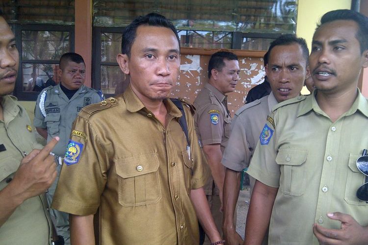 Arifin yang didampingi para Sekretaris Desa lainya saat ditemui di halaman kantor Bupati Bima, Senin (10/7/2017)