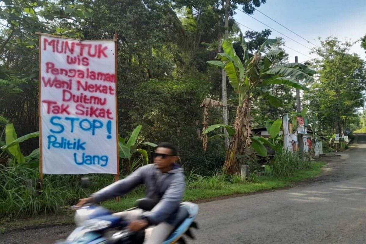 Banner tolak politik uang di Kalurahan Untuk, Dlingo, Bantul