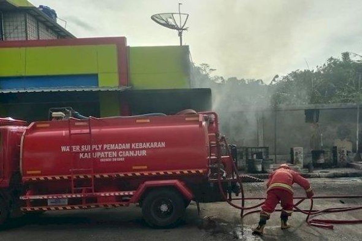 SPBU Tanggeung di Kampung Sukalaksana RT 03/04, Desa Tanggeung, Kecamatan Tanggeung, Kabupaten Cianjur, Jabar, terbakar. Akibatnya empat orang petugas mengalami luka bakar, Rabu (15/1/2025). 