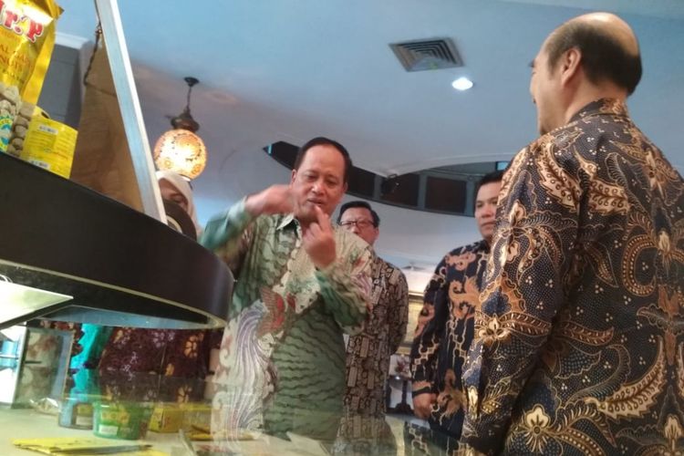 ?Menteri Riset, Teknologi dan Pendidikan Tinggi RI, Mohammad saat di gerai jenang, Jalan Sunan Muria, Kudus, Jateng, Sabtu (2/6/2018).