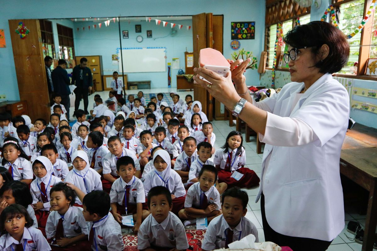 Siswa SD Negeri Kebon Manggis 08 Pagi mengikuti sosialisasi kesehatan gigi dan mulut yang diinisiasi BLEMBA 25 mahasiswa pascasarjana Institut Teknologi Bandung dan Sinergi Foundation, Sabtu (7/3/3020). Selain sosialisasi kesehatan dan sanitasi, termasuk cara mencuci tangan dan menyikat gigi yang benar serta pemilahan sampah, juga menggelar kelas inspirasi yang memberi motivasi dan sejumlah pelatihan bagi guru dan murid.