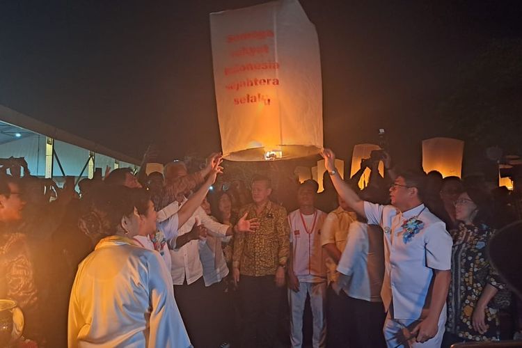 Ganjar Pranowo saat menghadiri acara puncak Waisak di Candi Borobudur, Minggu (4/6/2023).
