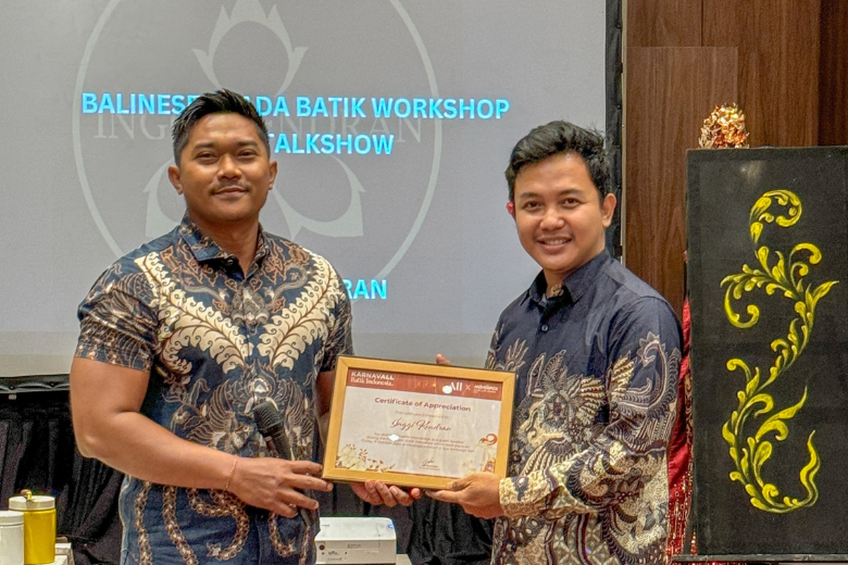 Pemberian sertifikat kepada Inggi Kendran sebagai pembicara utama dalam acara KarnavALL Batik Indonesia bertema Weaving Global Dreams: Balinese Prada Batik Workshop dan Talk Show di Denpasar, Jumat (11/10/2024).